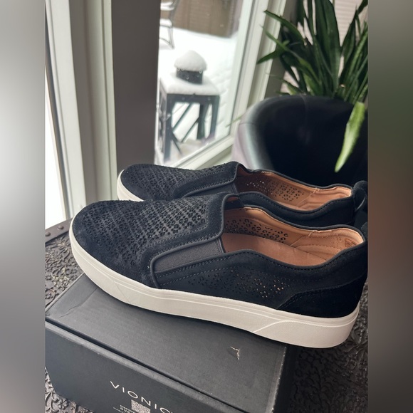 VIONIC KIMMIE PERFORATED SLIP ON SNEAKERS IN BLACK 8.5 - Picture 5 of 9